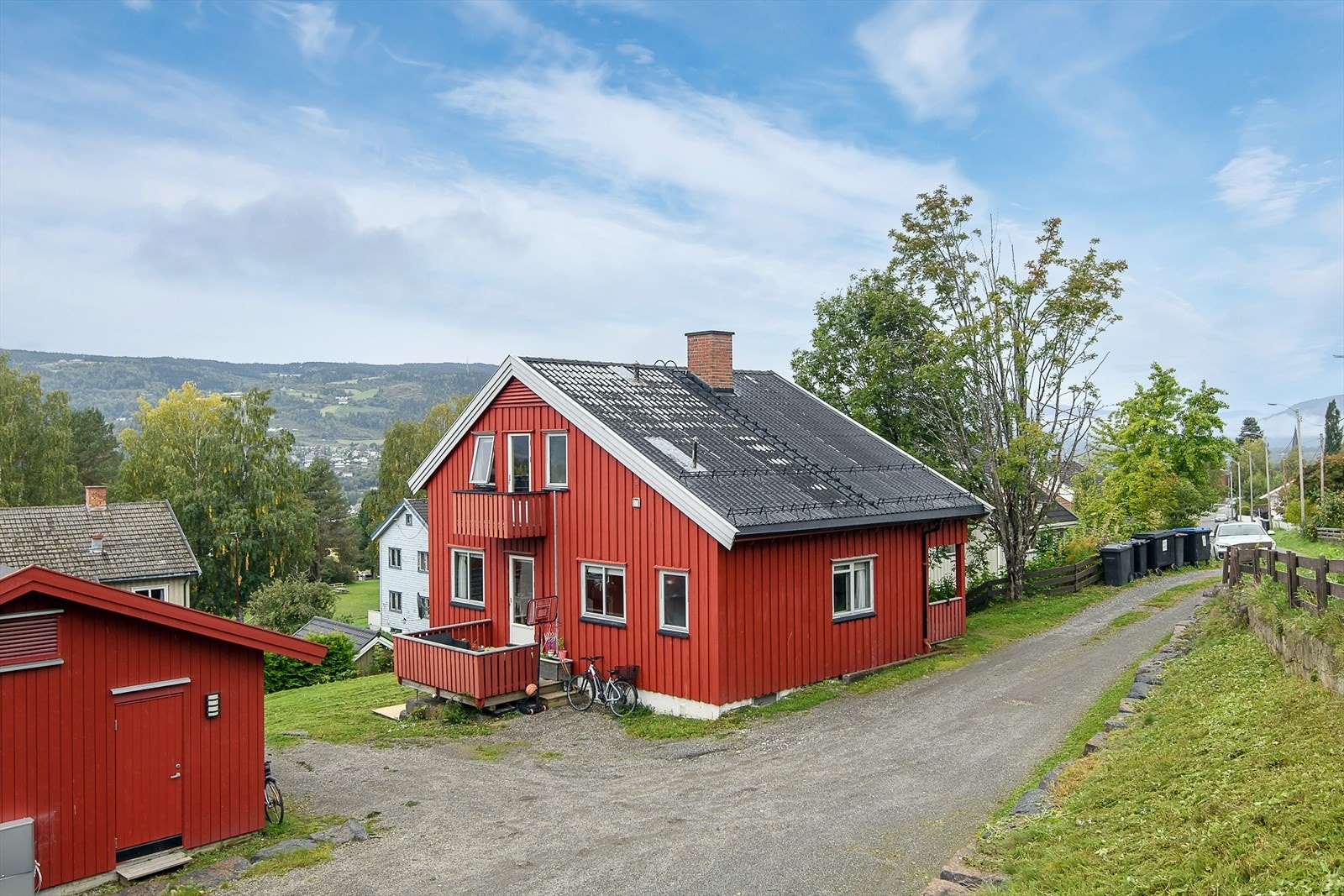 Boligen ligger som en del av et sameie på 3 enheter, med felles adkomstvei og parkeringsarealer. Galleribilde