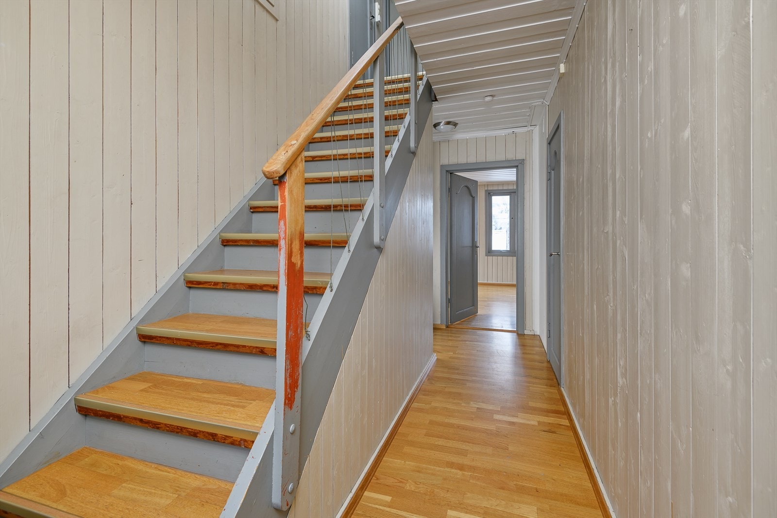 Gang i 1. etasje med adkomst til stue og vaskerom samt nedgang til kjeller. Galleribilde