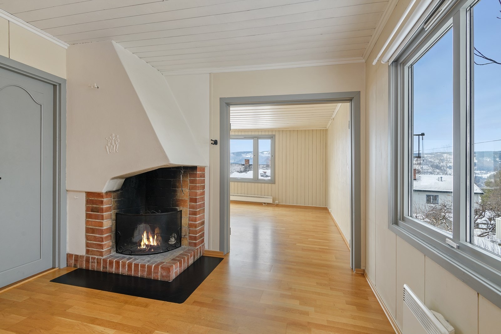 Åpen peis i den ene delen av stua. Koselig og stemningsskapende. Galleribilde