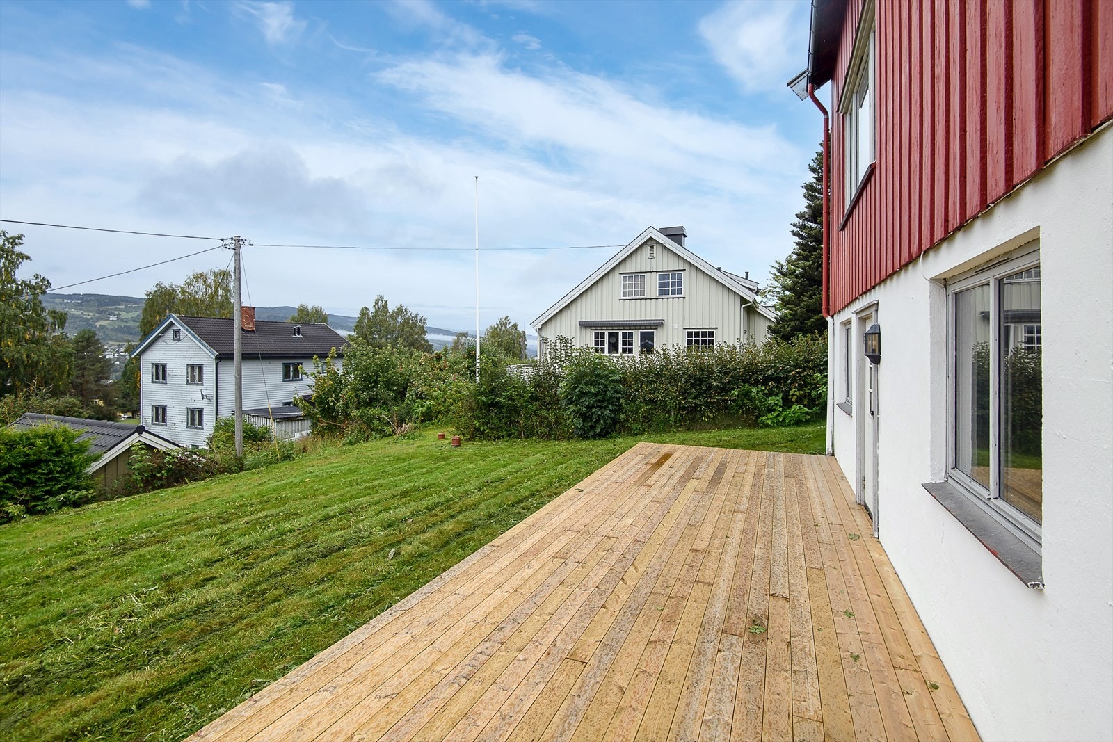 Fin og solrik platting utenfor utleieenheten i boligen. Galleribilde