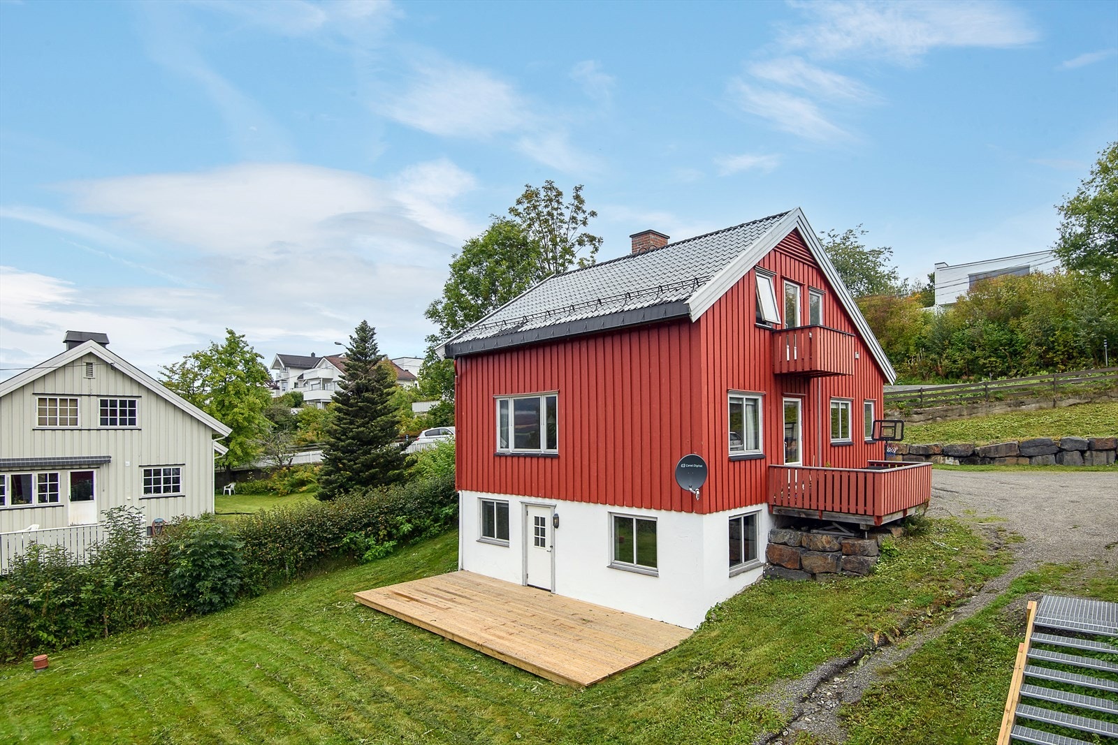 Enebolig med utleieenhet i kjeller. Ligger i veletablerte omgivelser på Søre Ål. Galleribilde