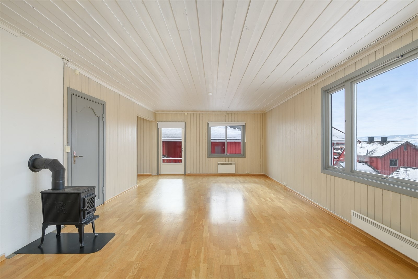 Store vinduer gir et herlig, naturlig lysinslipp i stua. Galleribilde