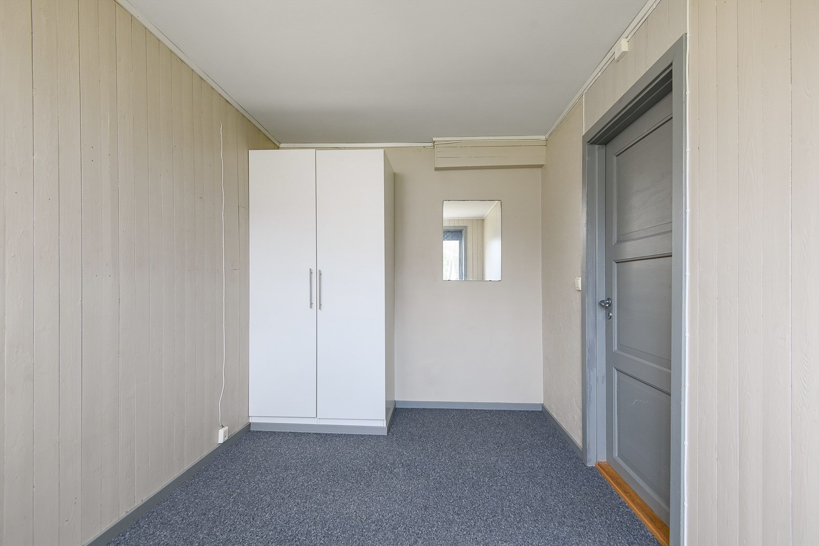 Garderobeskap for oppbevaring. Galleribilde