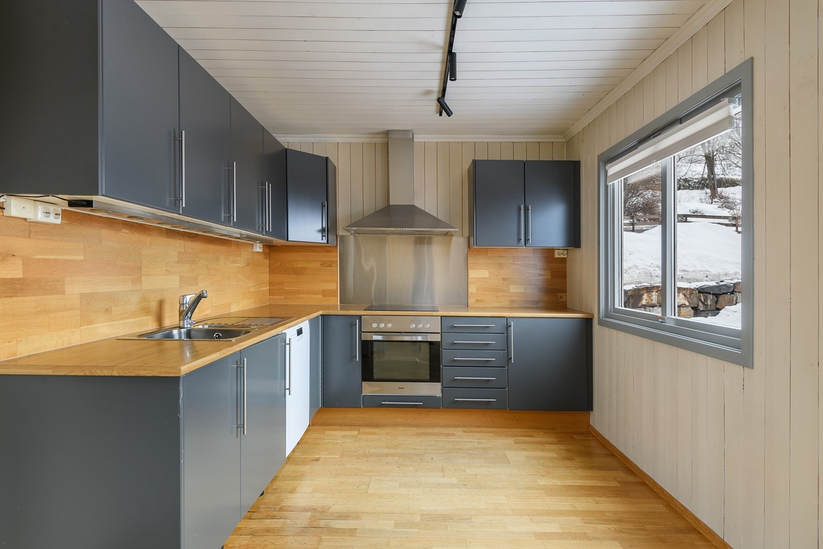 Kjøkken har innredning med glatte fronter i laminat utførelse. Tidløs og delikat fargetone. Det er rikelig med skapplass og fint lys inn i rommet. Galleribilde