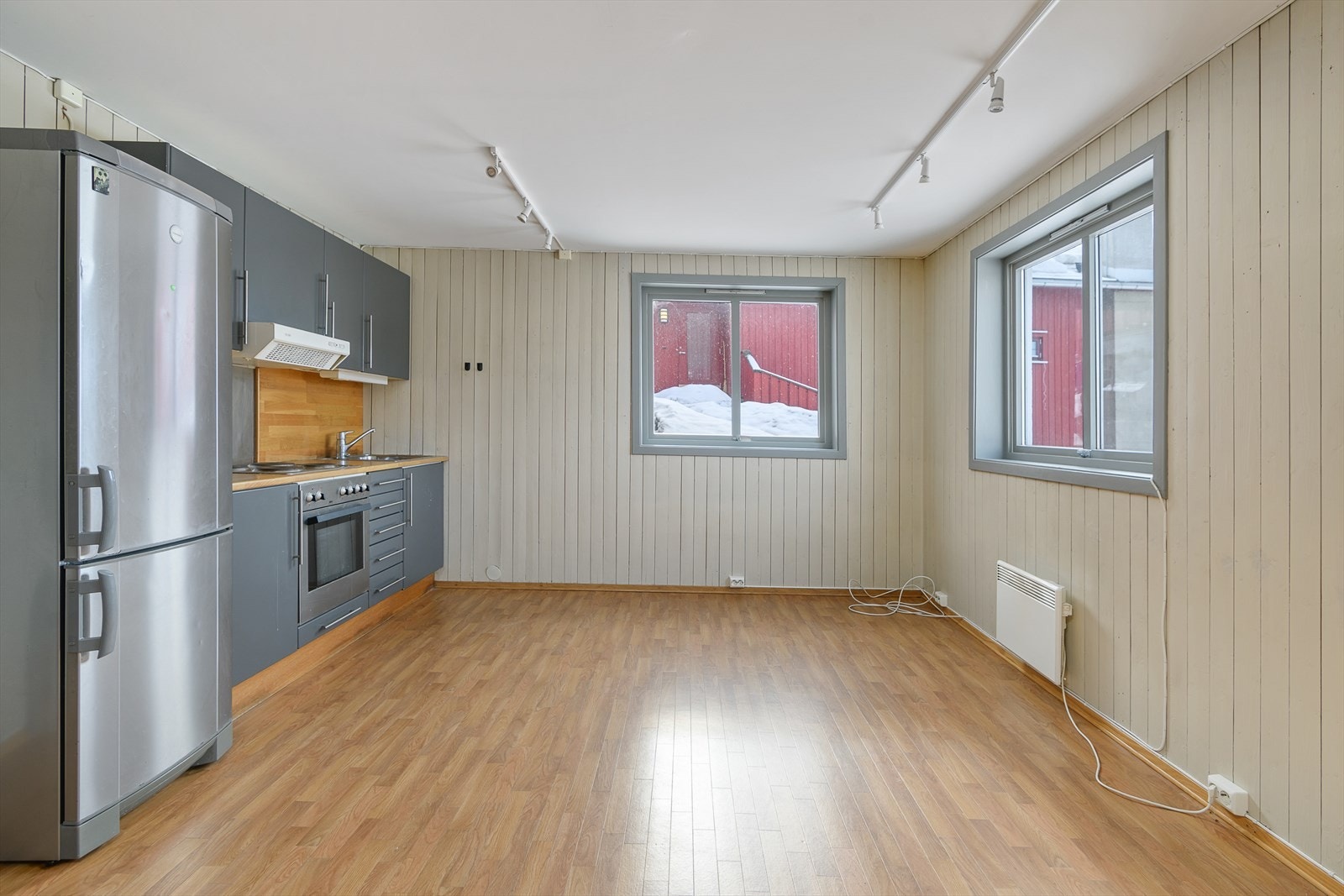 Kjøkken/stue i utleieleiligheten i kjeller. Integrert komfyr. Plass til kjøleskap. Galleribilde