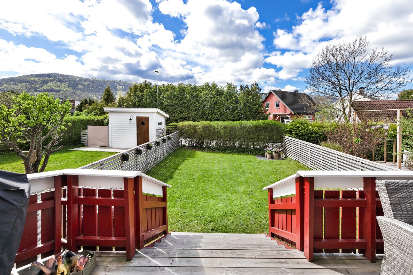 Romslig og innbydende hage og tilhørende terrasse Galleribilde