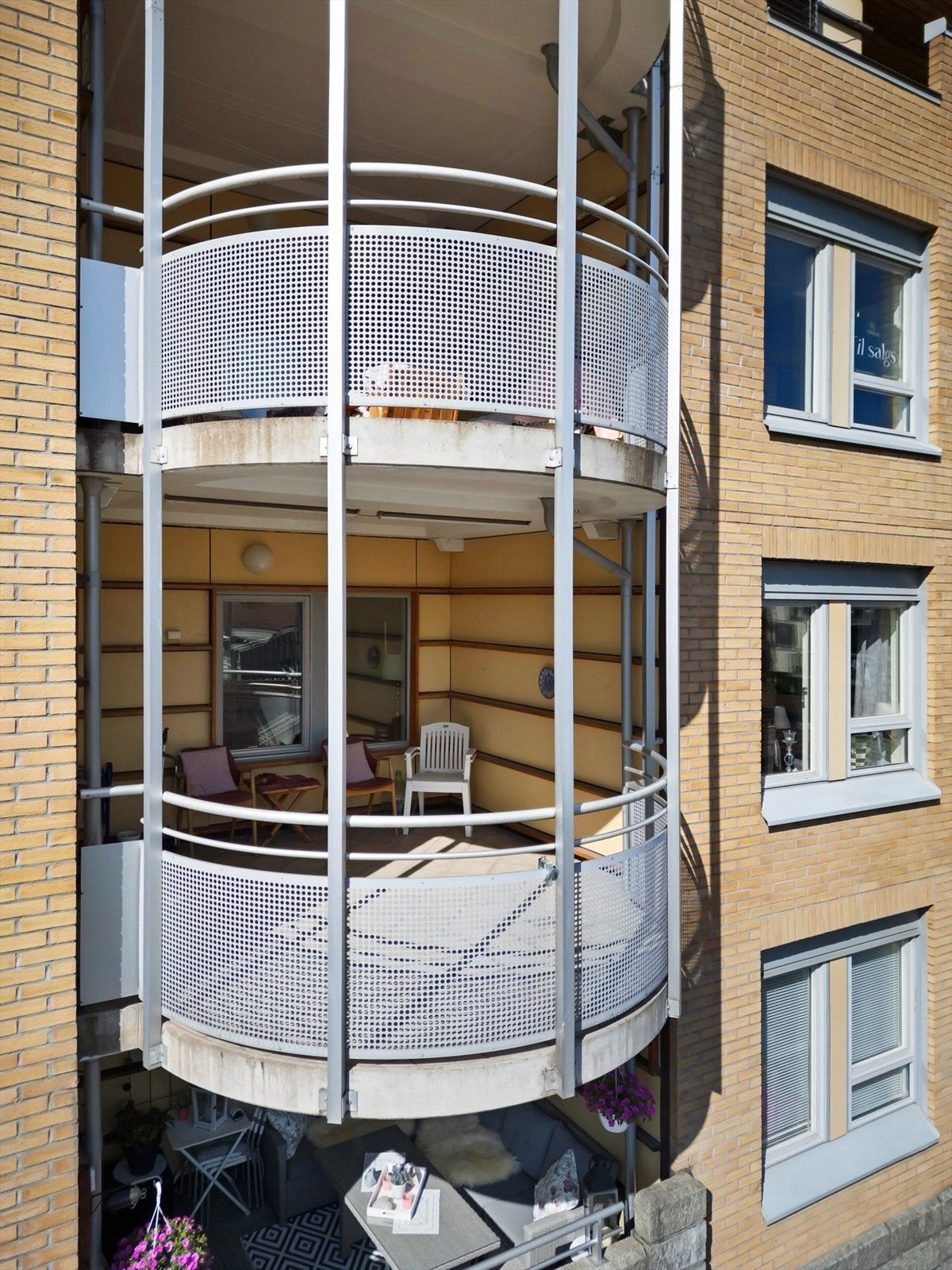 Overbygget sydvestvendt balkong på ca. 11 kvm med flislagt gulv og terrassevarmere Galleribilde