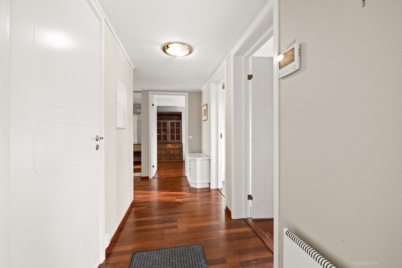 Godt med lagringsplass i innebod, flere garderobeskap og kjellerbod Galleribilde