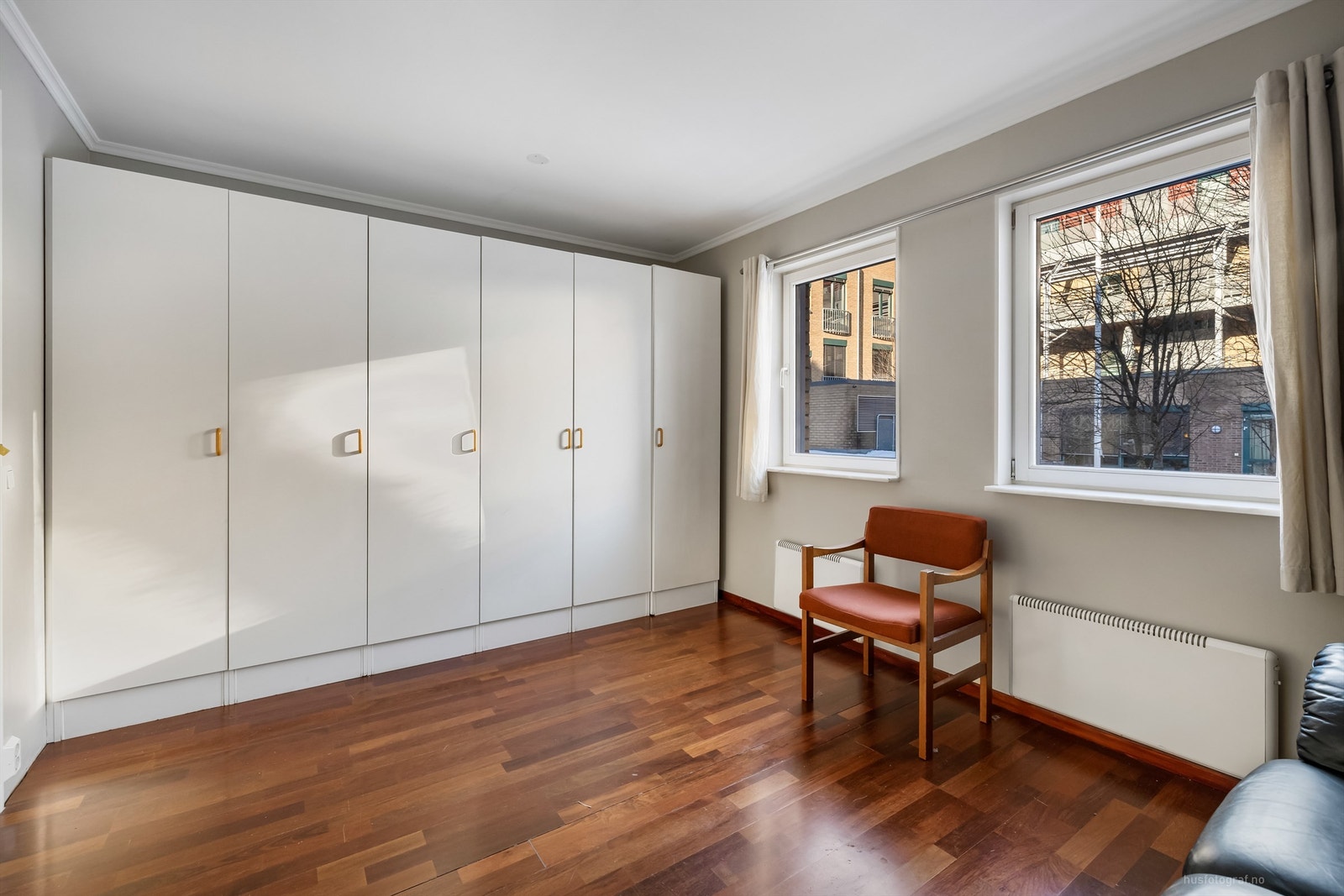 Soverom 2 med romslig garderobeløsning i hvit og glatt utførelse Galleribilde