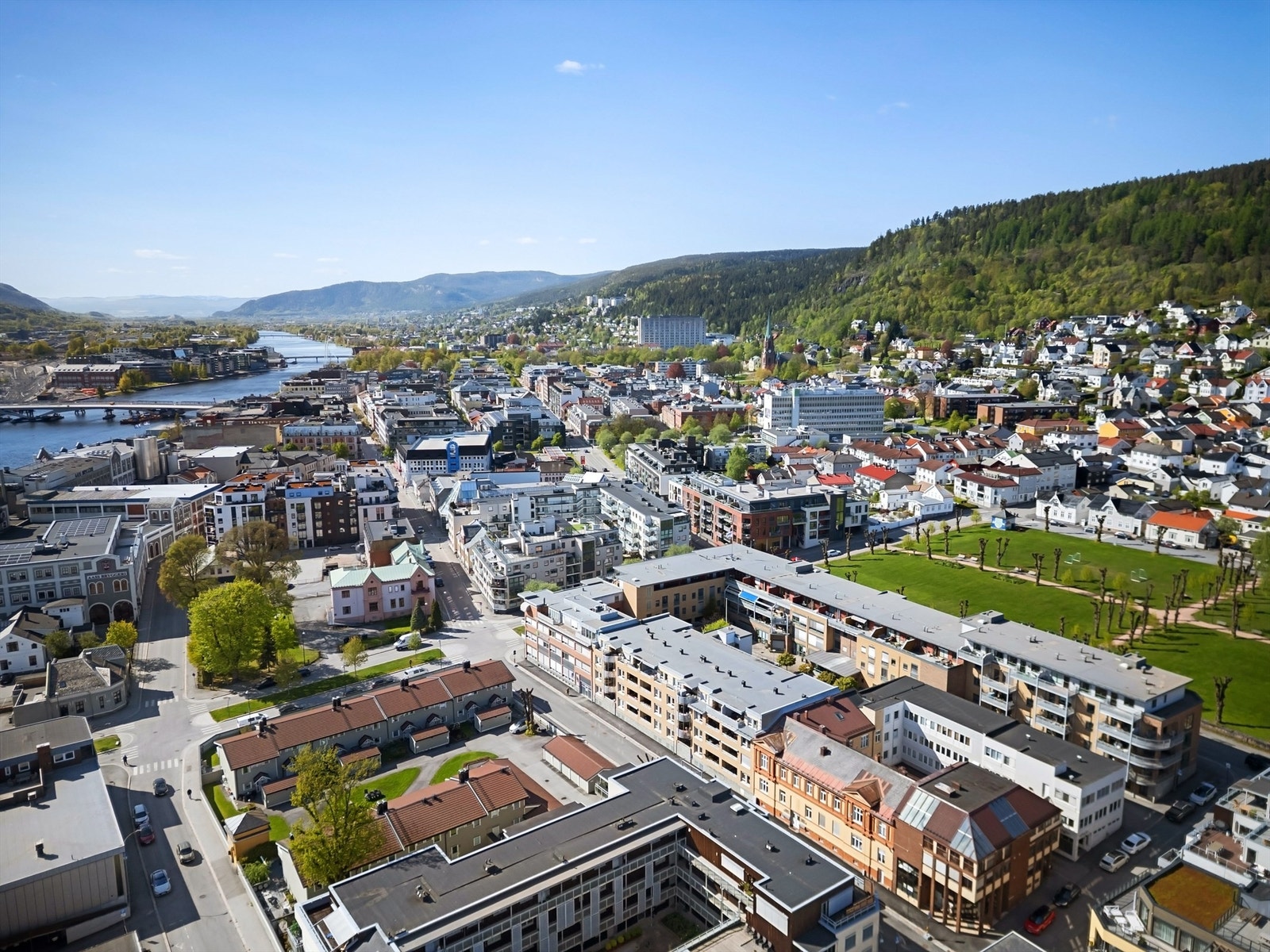 Ca. 10 minutters gange til Bragernes torg med en rekke spisesteder og butikker Galleribilde