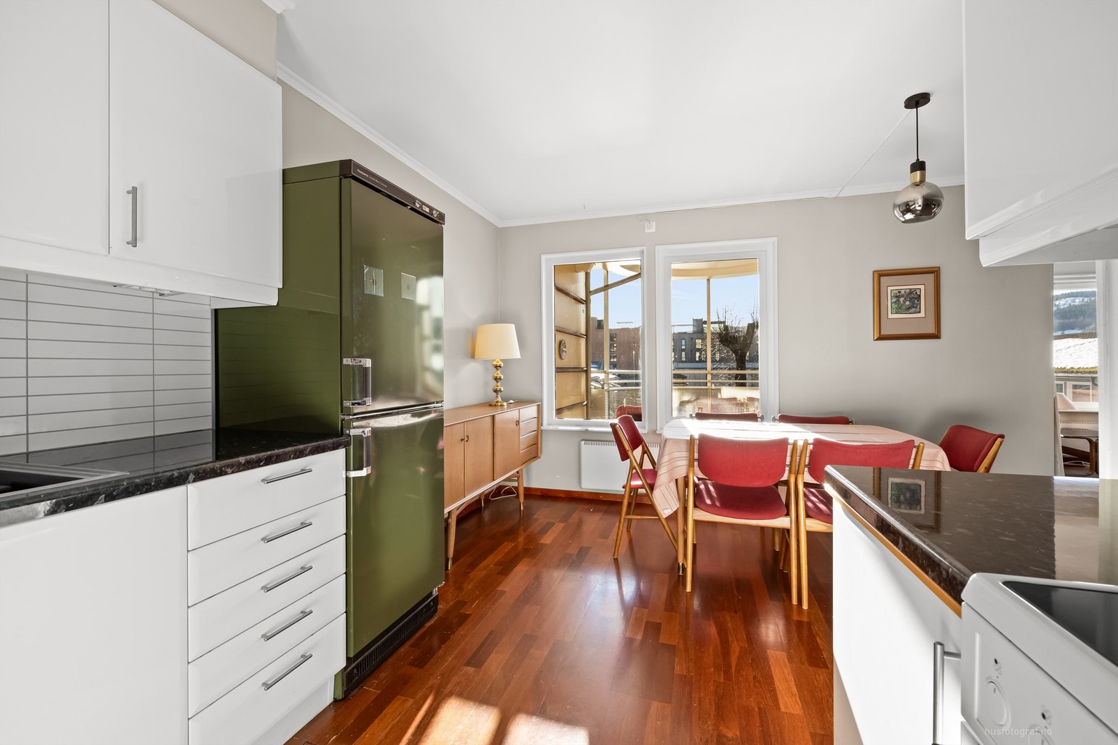 Laminerte plater på vegg over benkeplater Galleribilde