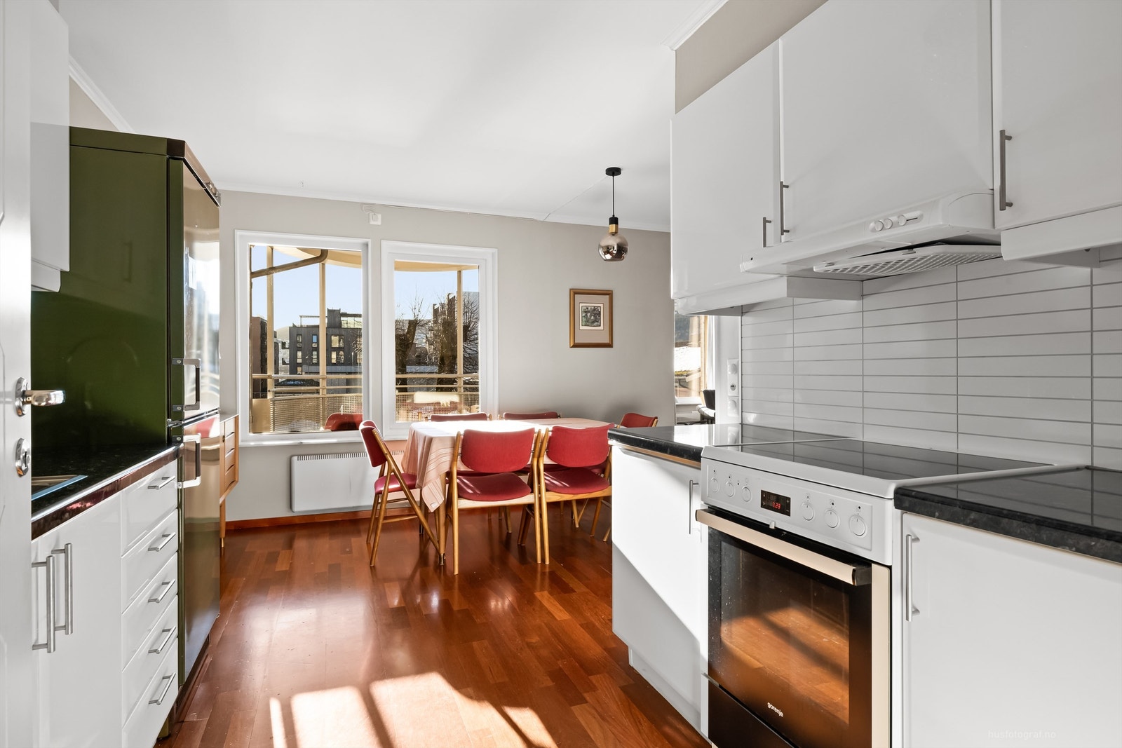 Kjøkkenet har tilgang til et praktisk vaskerom med utslagsvask Galleribilde