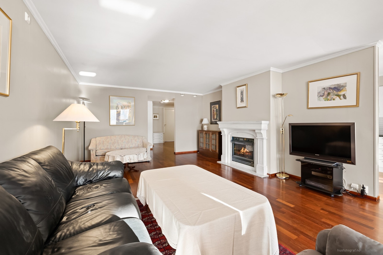 Stor stue med god plass til flere sosiale soner Galleribilde