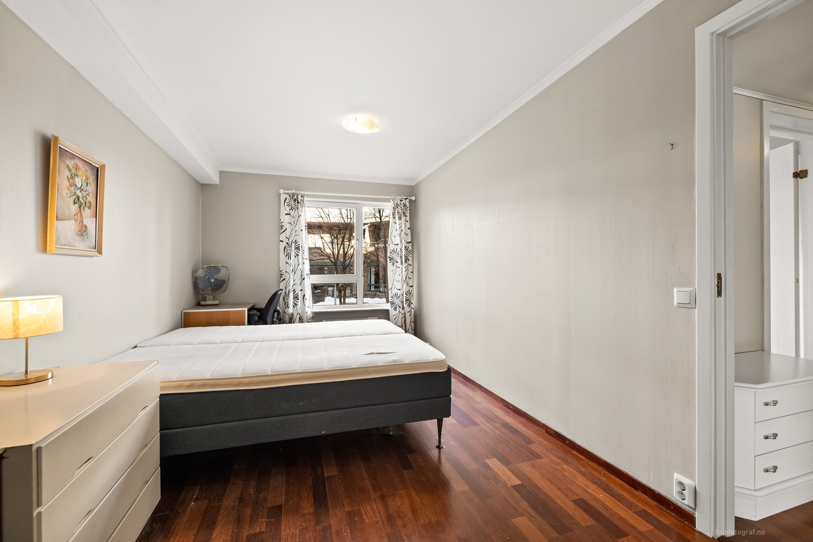 Svært romslig soverom 1 med god plass til møblement Galleribilde