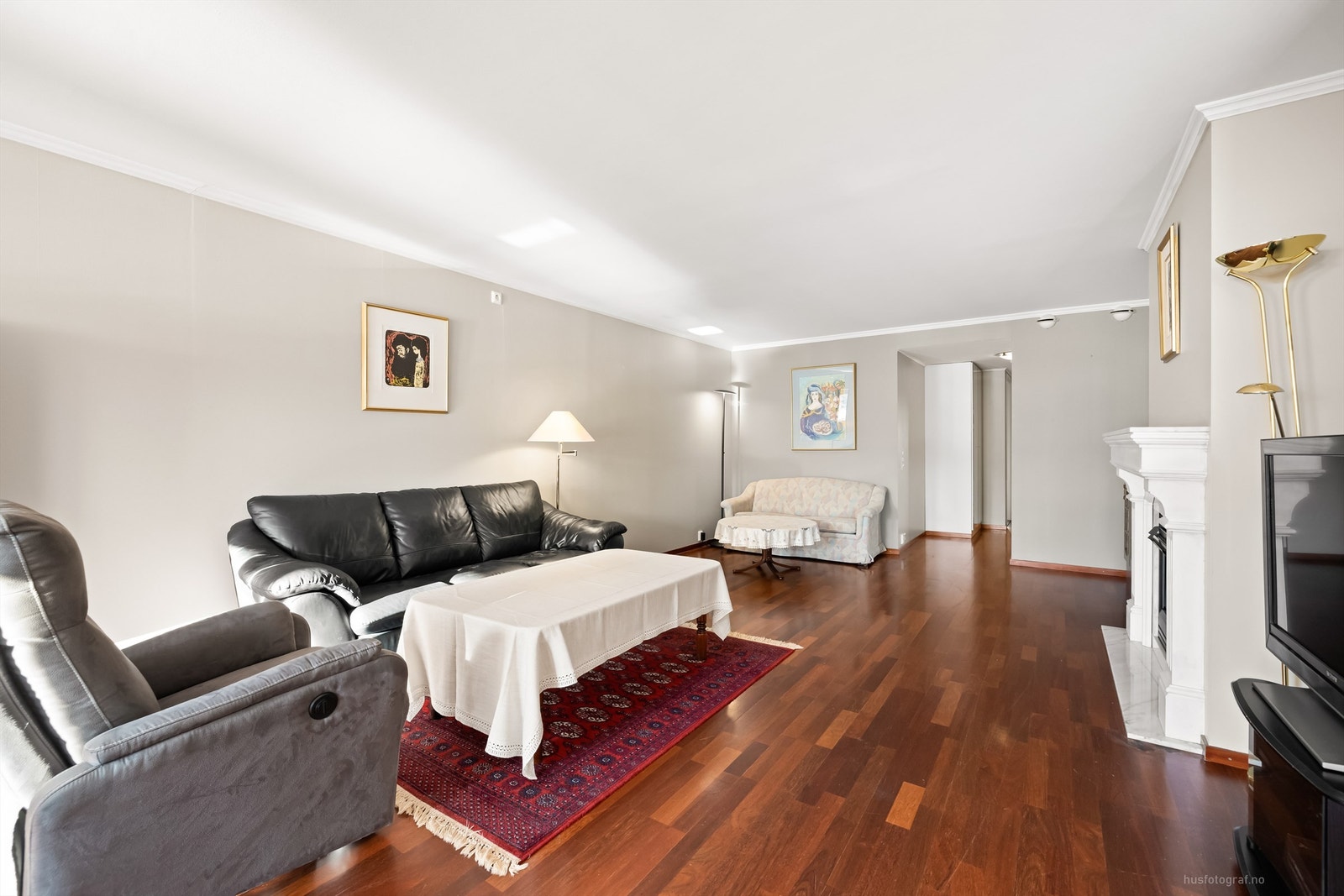 Stue med med to sofaområder, sittegruppe og spiseplass Galleribilde