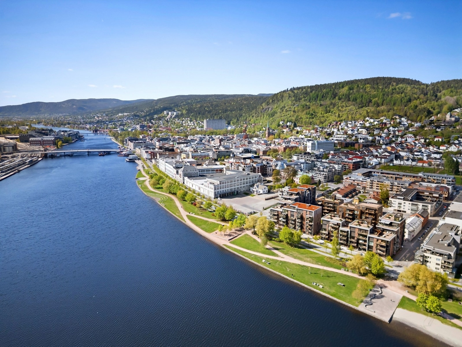 Strandpromenaden langs Drammenselva er pent opparbeidet med grøntområder, lekeplasser, volleyballbane og badeplass Galleribilde