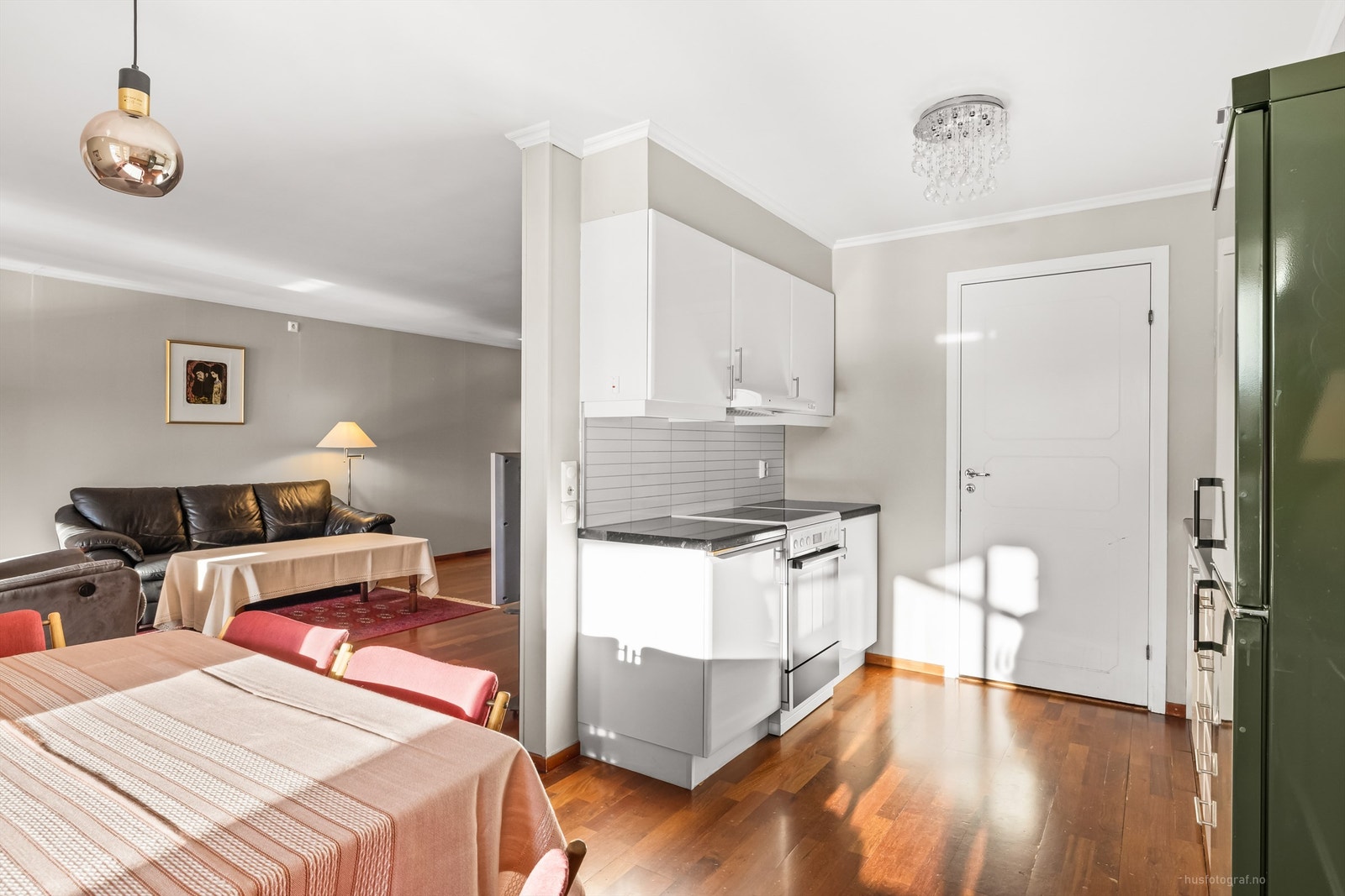 Delvis åpen løsning mellom stuen og kjøkkenet Galleribilde