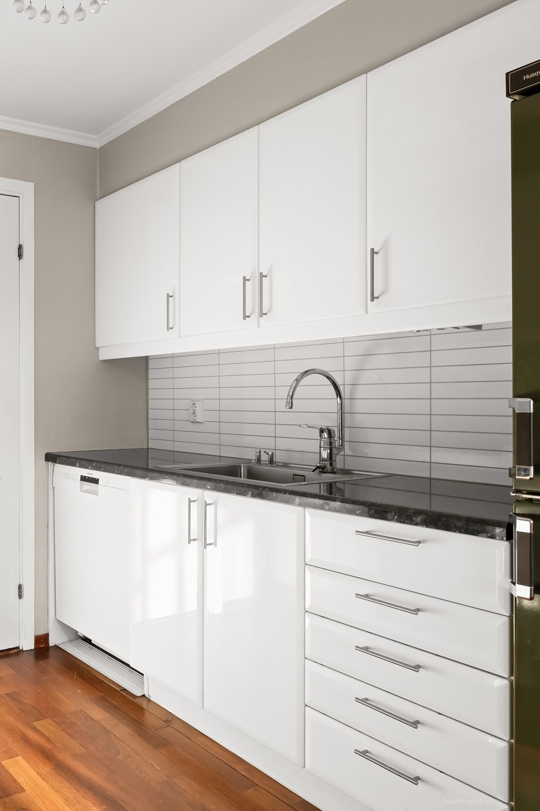 Kjøkken med over- og underskap i hvit samt glatt utførelse Galleribilde