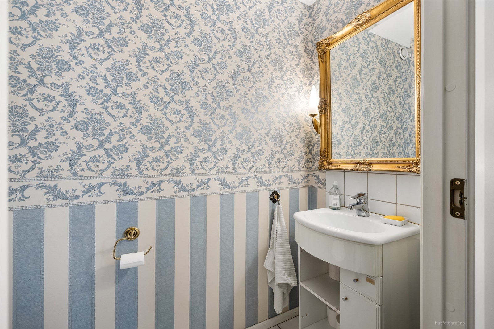 Separat wc-rom med servant og gulvstående toalett Galleribilde