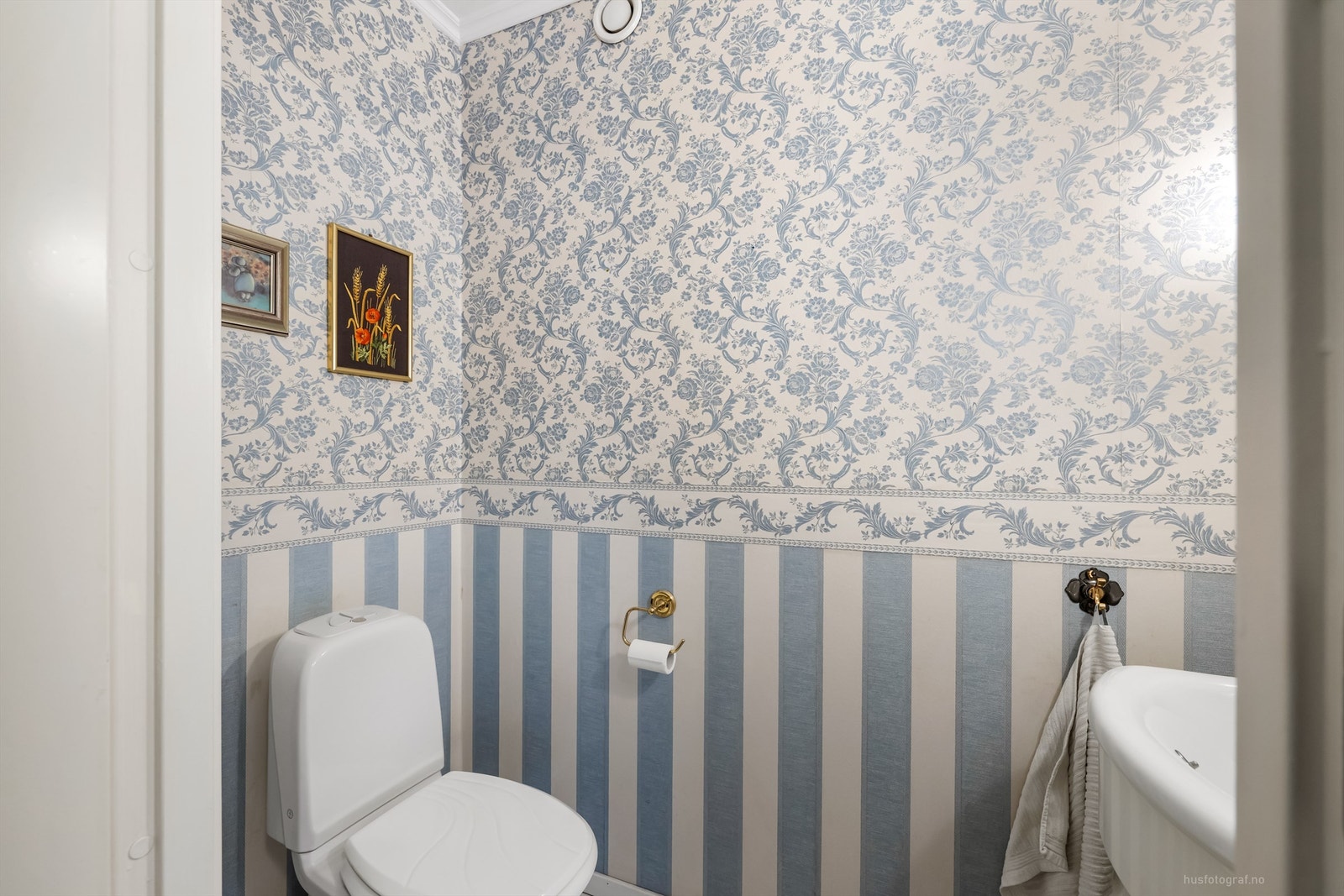 Fliser på gulv, tapet på vegger og malt himling Galleribilde