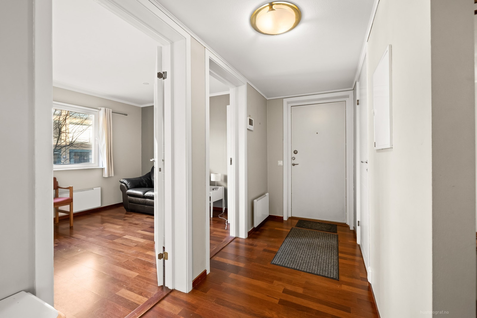 Entré med dørcallinganlegg som har åpnerfunksjon Galleribilde