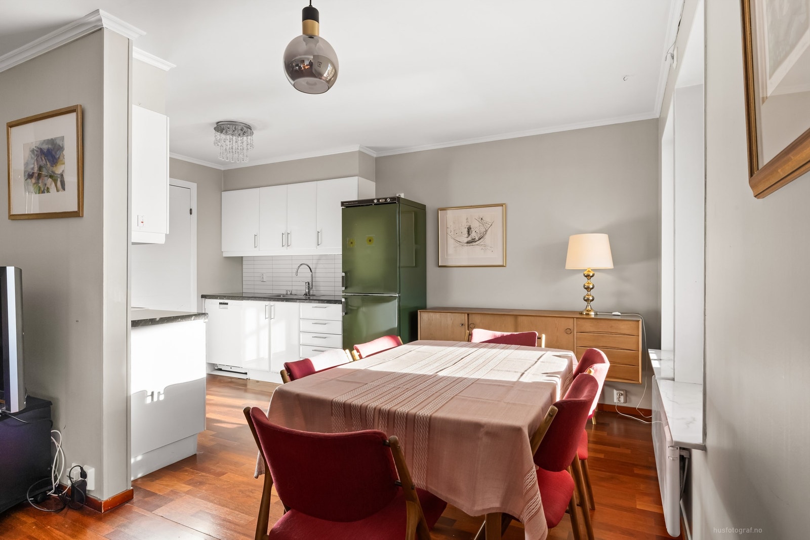 Merbauparkett på gulv, malte vegger og malt himling Galleribilde