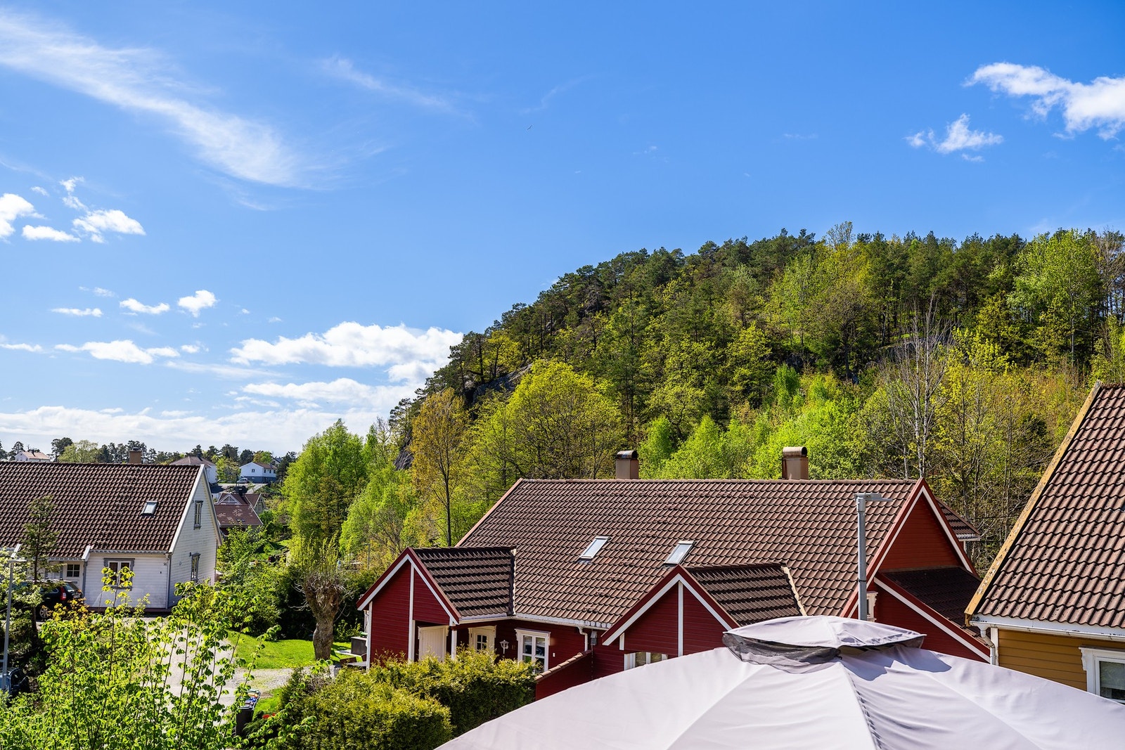 Boligen ligger høyt og fritt. Galleribilde
