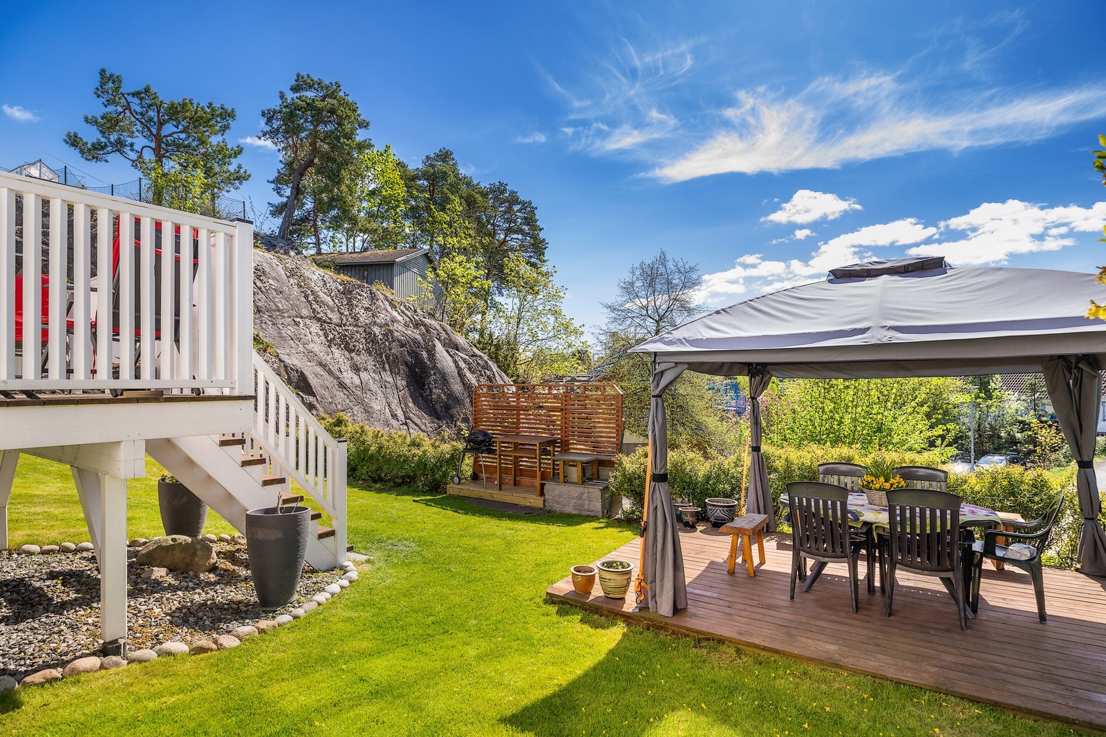 Foran boligen er det etablert en hyggelig platting med god plass til spisegruppe. Galleribilde