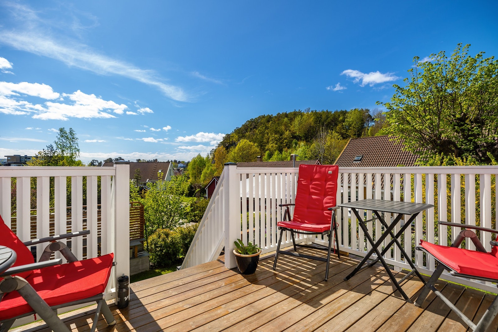 Ut fra forstuen er det en hyggelig veranda med pen utsikt utover nærområdet. Eiendommen er vendt mot sør og det er sol på eiendommen på sommertid fra morgen til kveld. Galleribilde