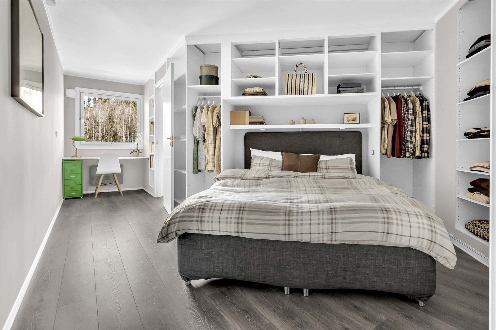 Soverommet er av god størrelse og har både plass til stor seng, nattbord, garderobe og annet ønsket møblement. Galleribilde