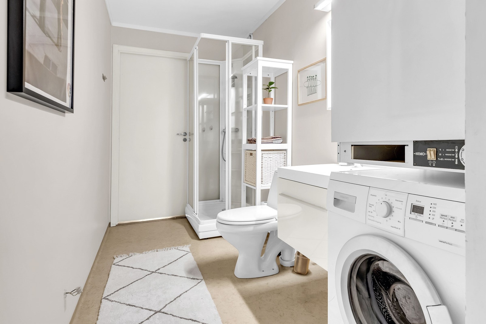 Bad fra byggeår og har gulvflater med belegg, veggflater med slette malte flater og himlingsflate med slett malt flate. Galleribilde