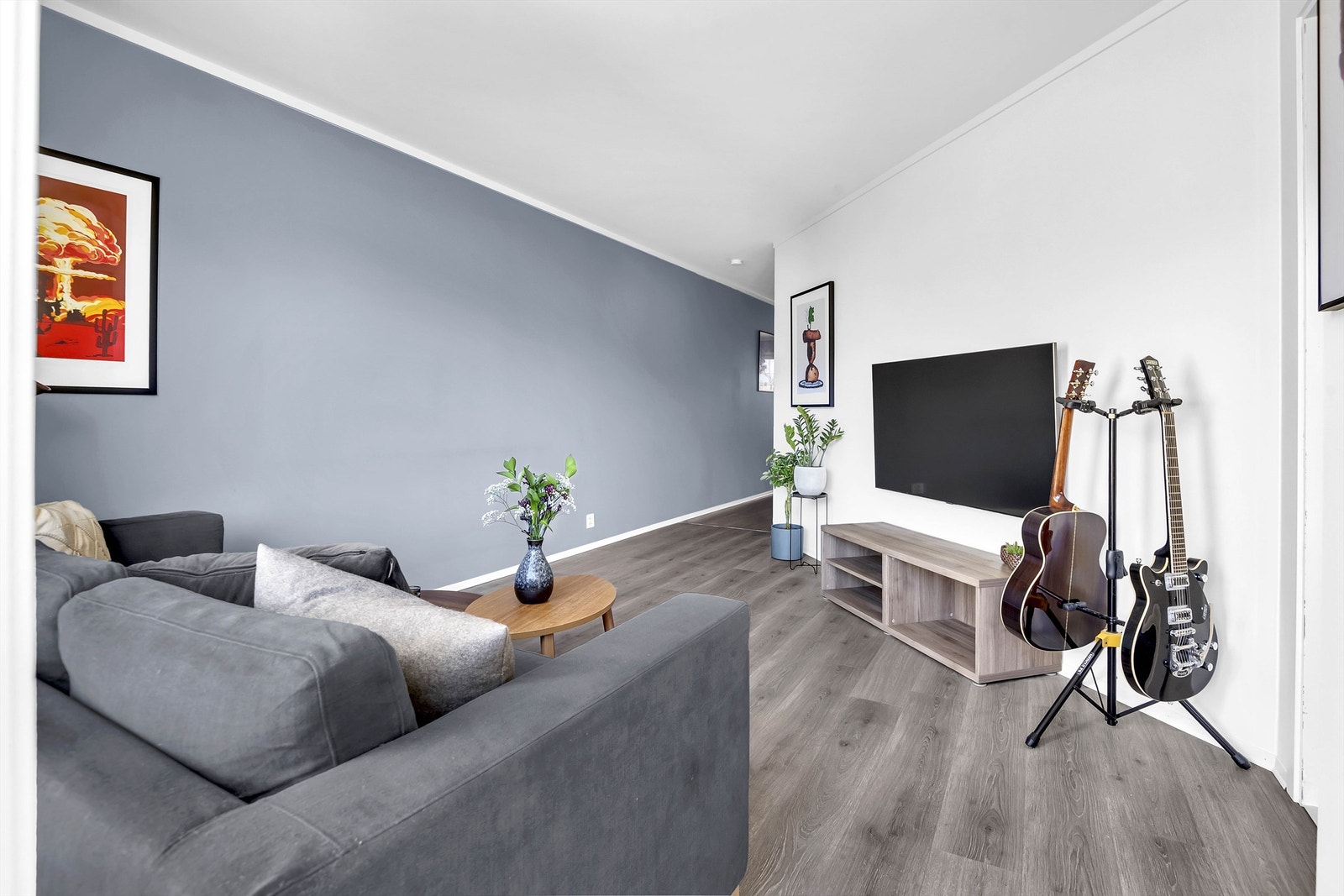 Stuen har store vindusflater som slipper inn rikelig med lys. Galleribilde