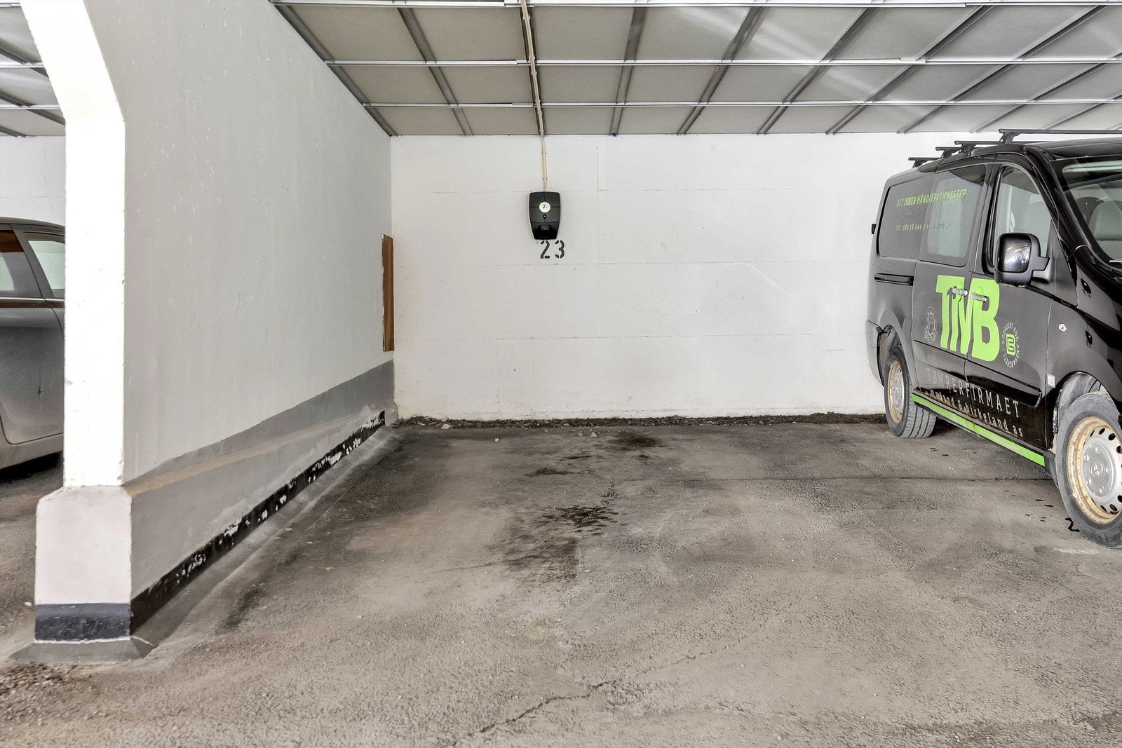 Garasjeplass med el-lader. Galleribilde