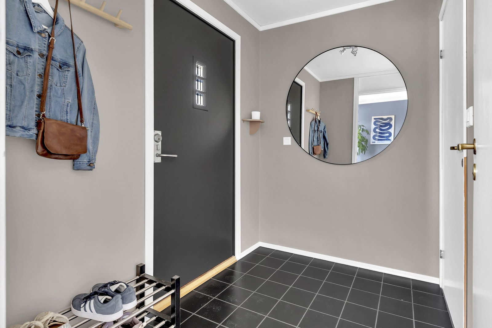 Her er det plass til å henge fra seg yttertøy og sko. Galleribilde