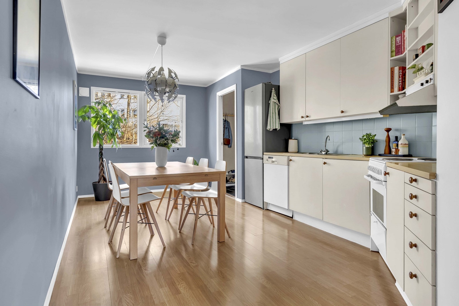 Delvis åpen kjøkkenløsning mot stue med god plass til spisebord og stoler. Galleribilde