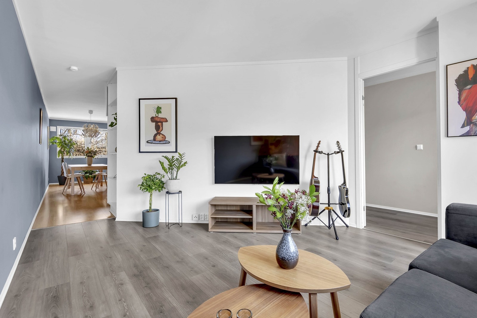 Her har du god plass til sofa, tv-benk, skjenk, bokhyller etc. Galleribilde