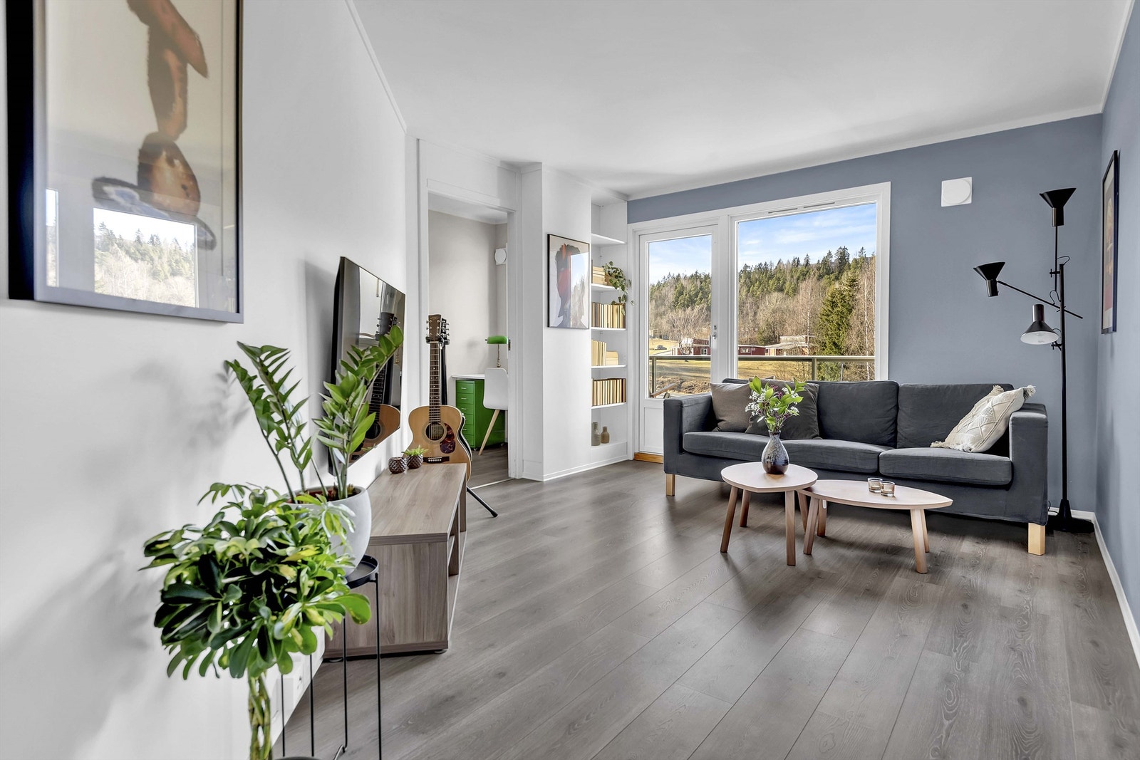 En romslig og gjennomgående leilighet med en praktisk planløsning, beliggende i boligens andre etasje. Galleribilde