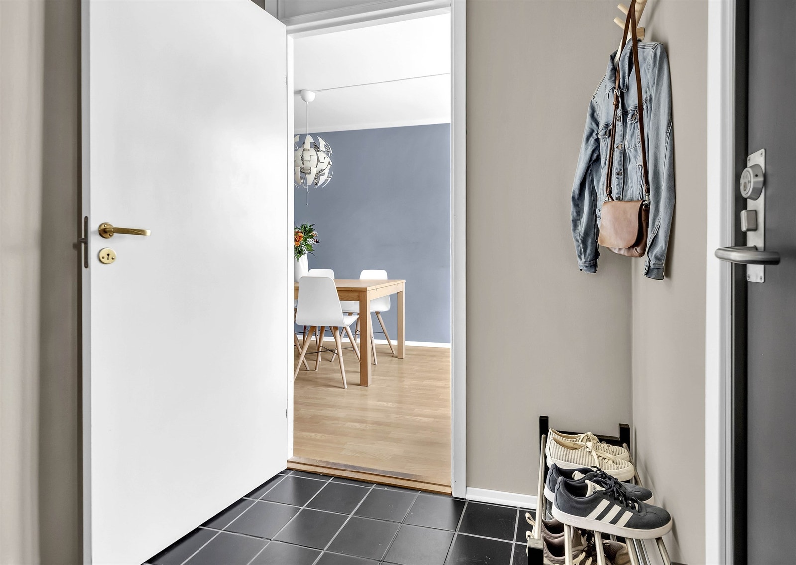 Fra entréen er det adkomst til samtlige rom i boligen. Galleribilde