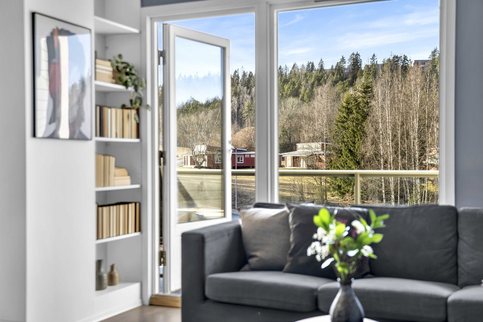 Fra stuen er det utgang til en nordvestvendt balkong på 6 kvm. Galleribilde