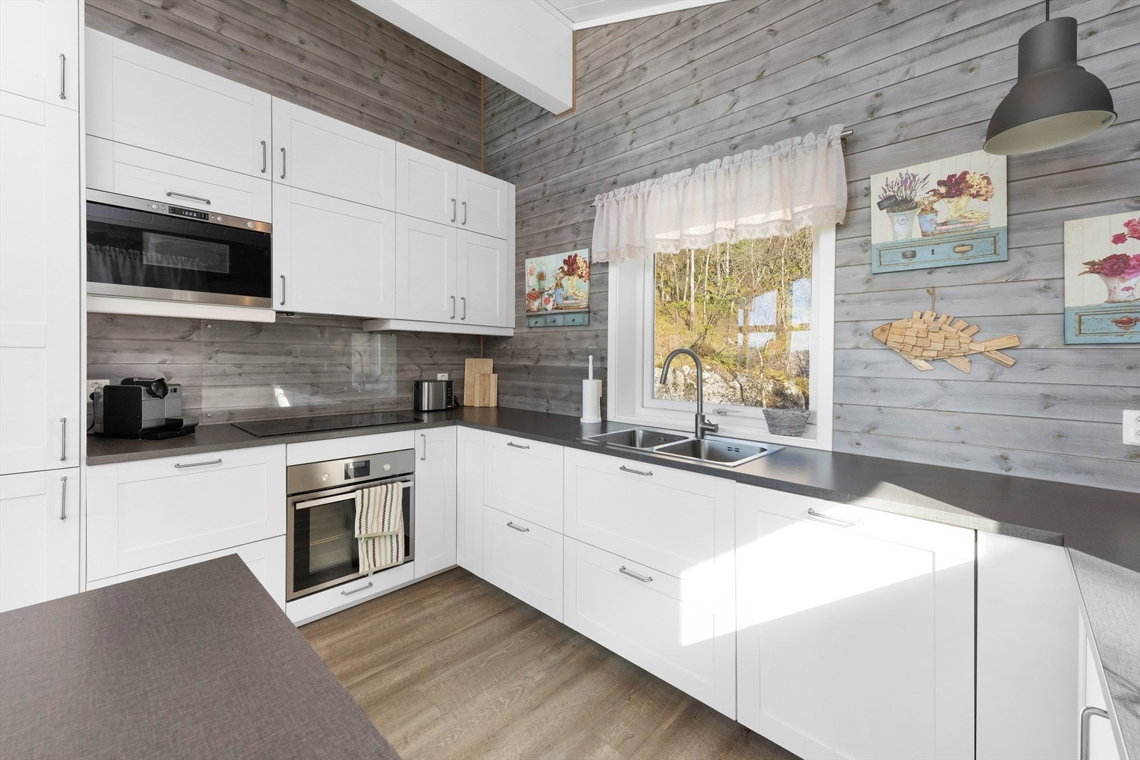 Mikro, kjøleskap/frys, stekeovn, platetopp og oppvaskmaskin er integrert. Galleribilde