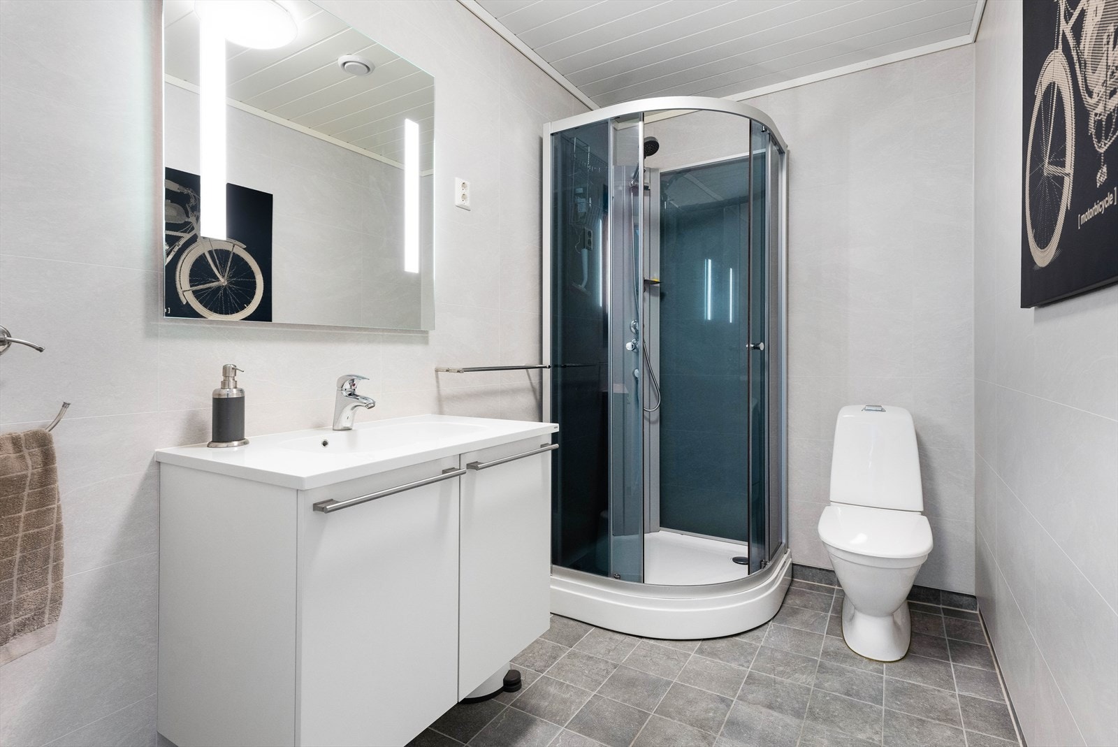 Badet har elektriske varmekabler. Galleribilde