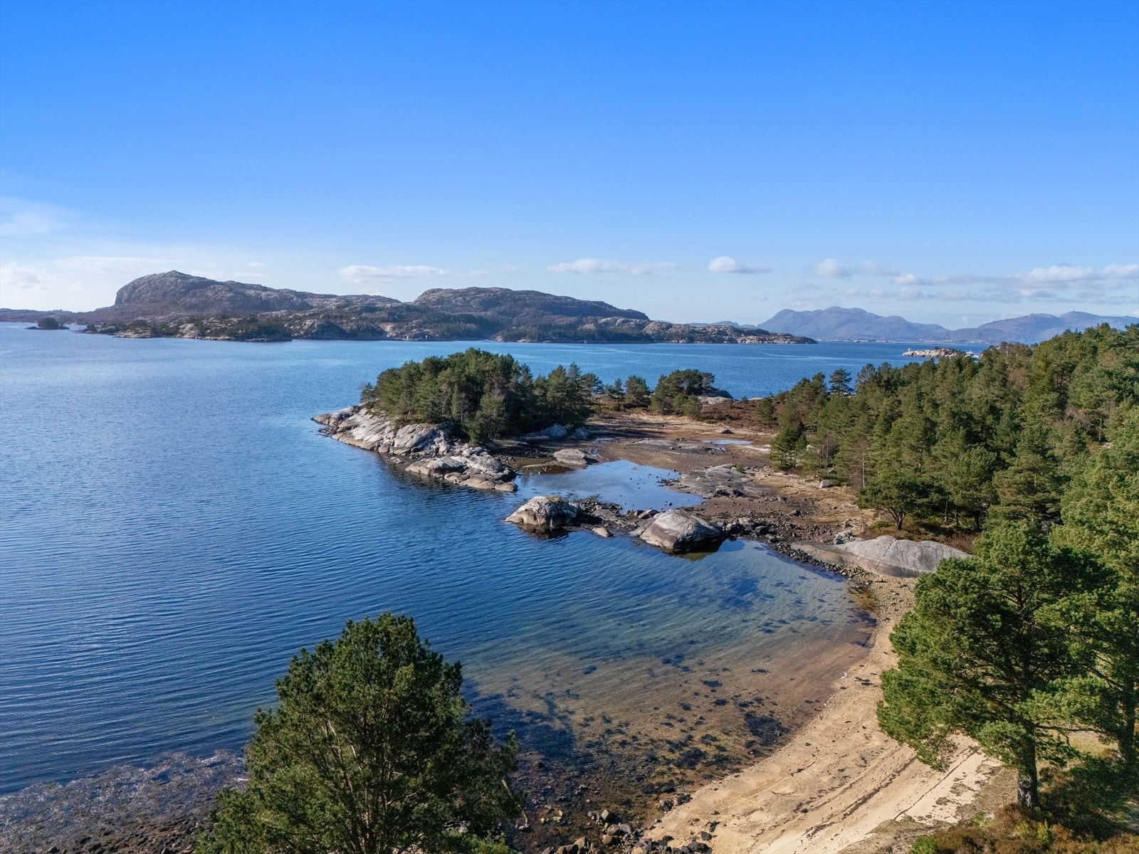 Det er muligheter for bading, fisking og diverse vannaktiviteter rett nedenfor hyttefeltet. Galleribilde