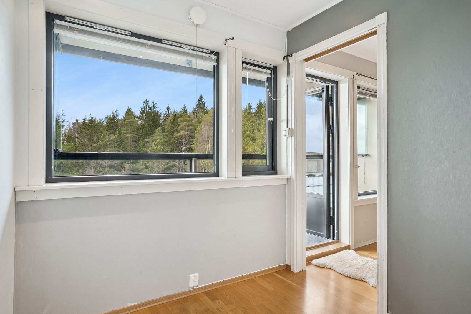 Lyst soverom med plass til seng Galleribilde