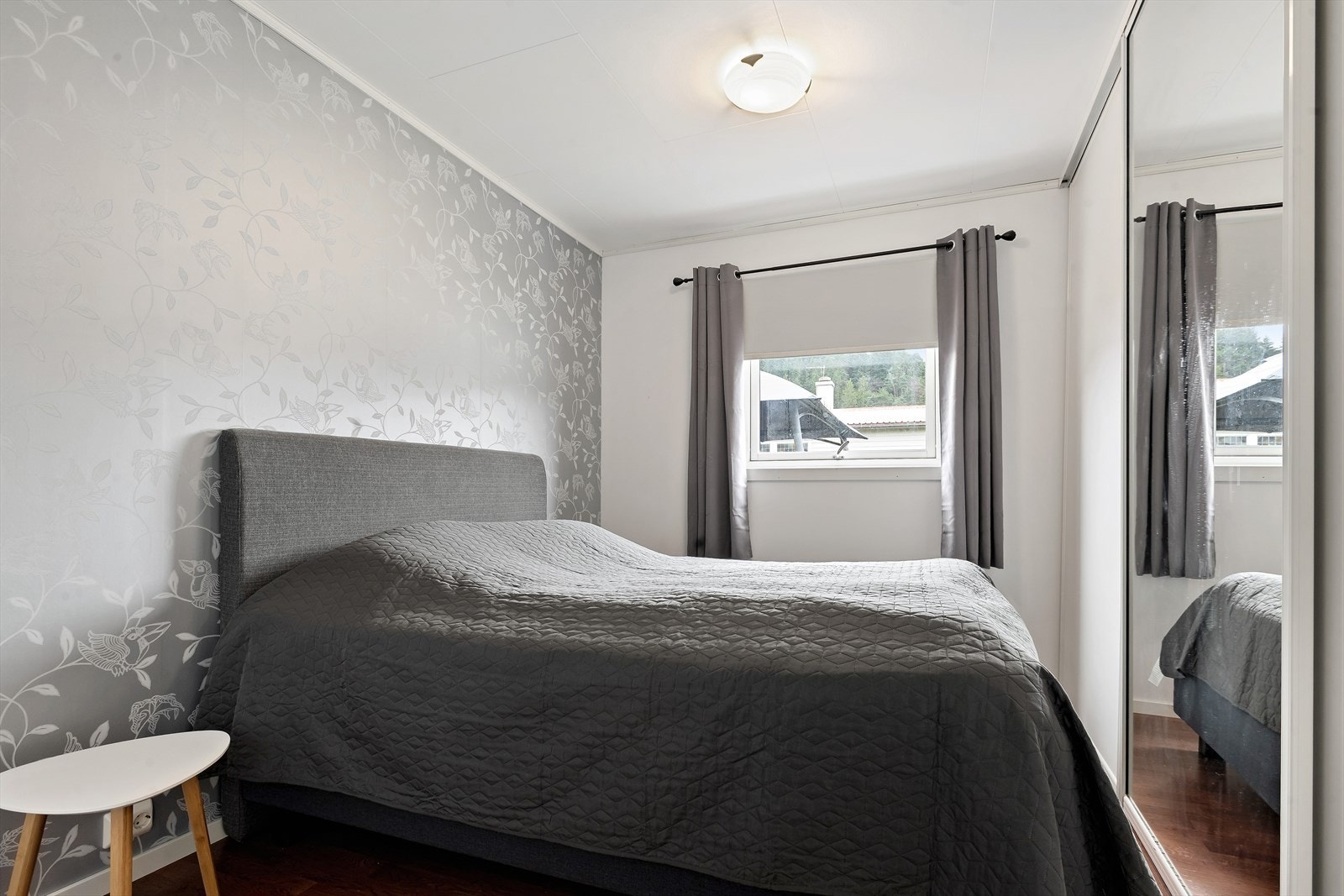 Hovedsoverom har stor skyvedørsgarderobe med speilfront. Galleribilde