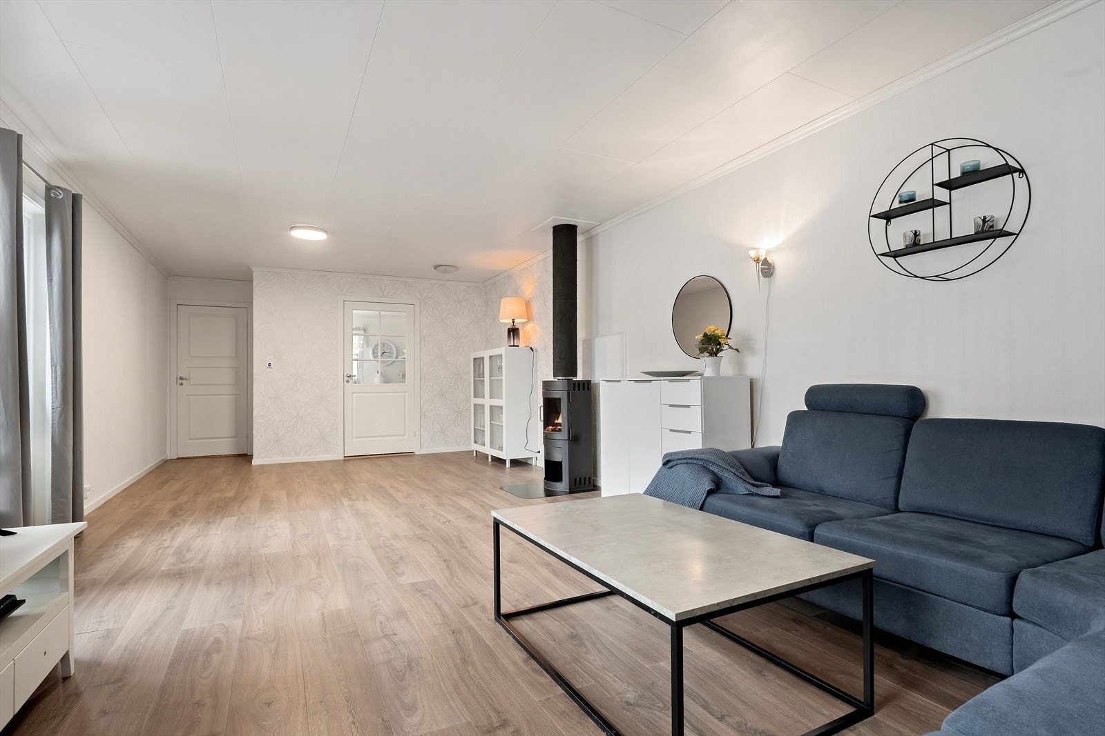 I den store stua er det god plass til både sittegrupper og til stort spisebord. Galleribilde