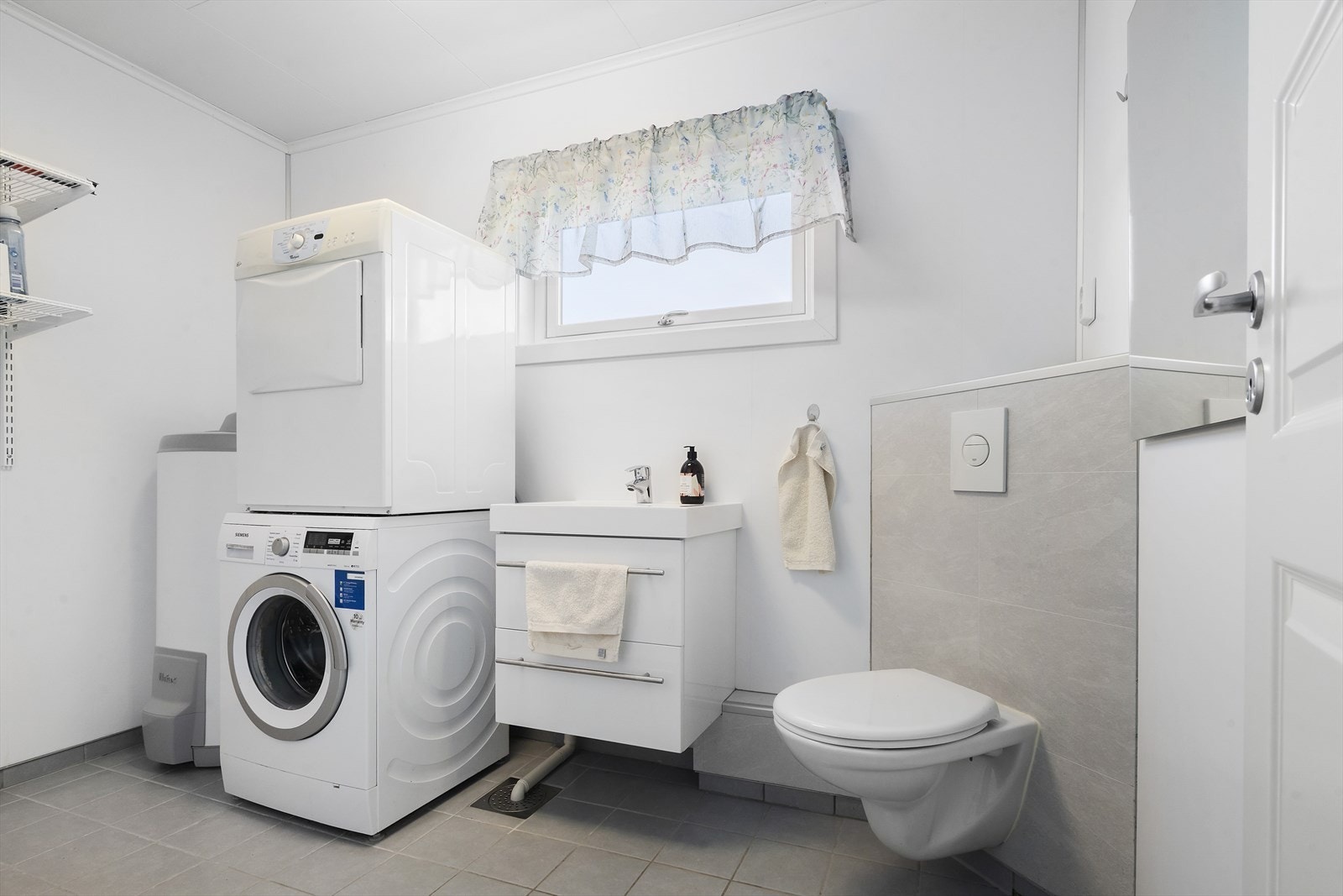 Fint renovert vaskerom fra 2015 med ekstra wc. Galleribilde