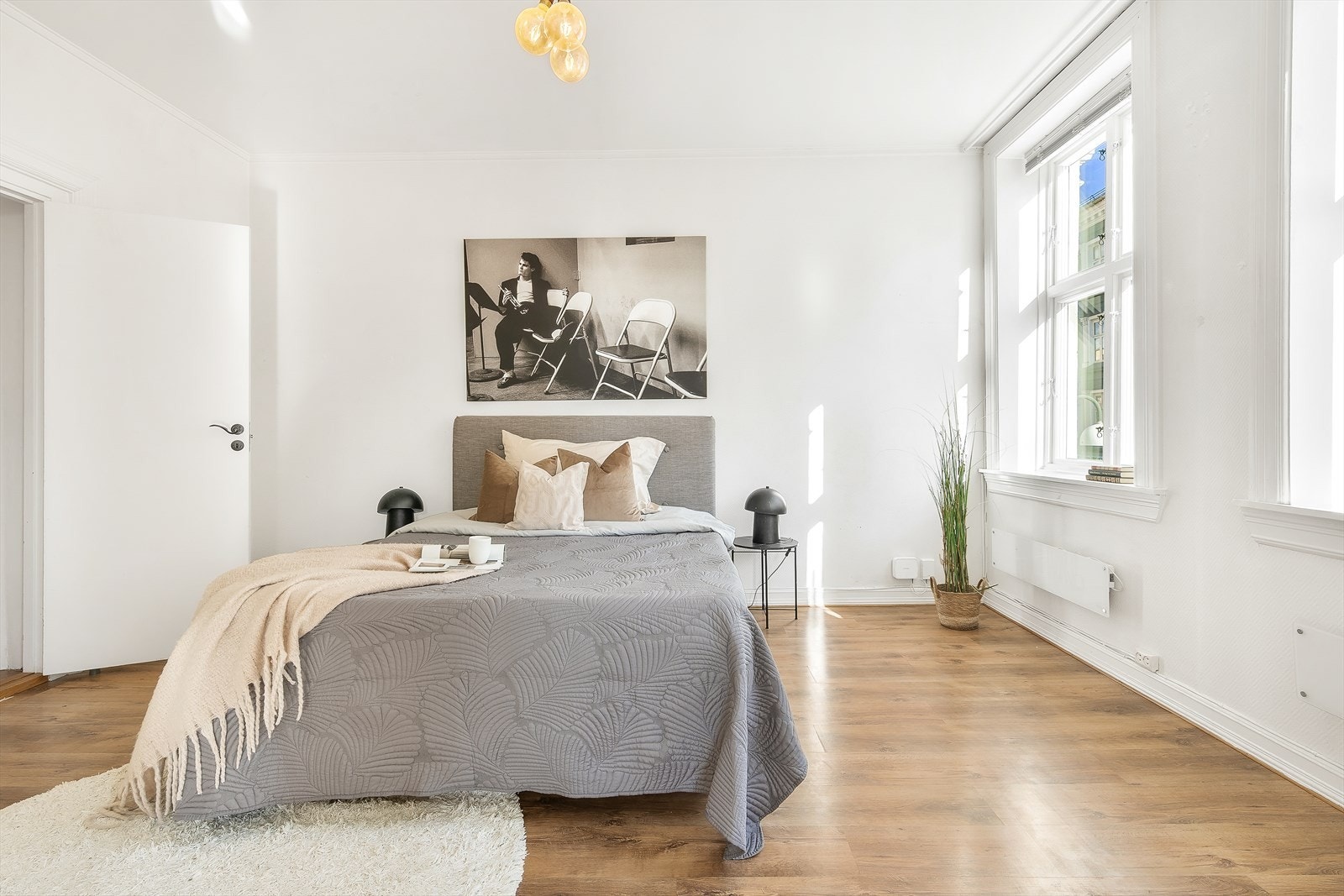 Leiligheten er oppvarmet med varmekabler på bad, ellers panelovner. Strømkostnadene var på kr. 918,- pr. måned i 2024 gjennomsnittlig, inkl. nettleien Galleribilde