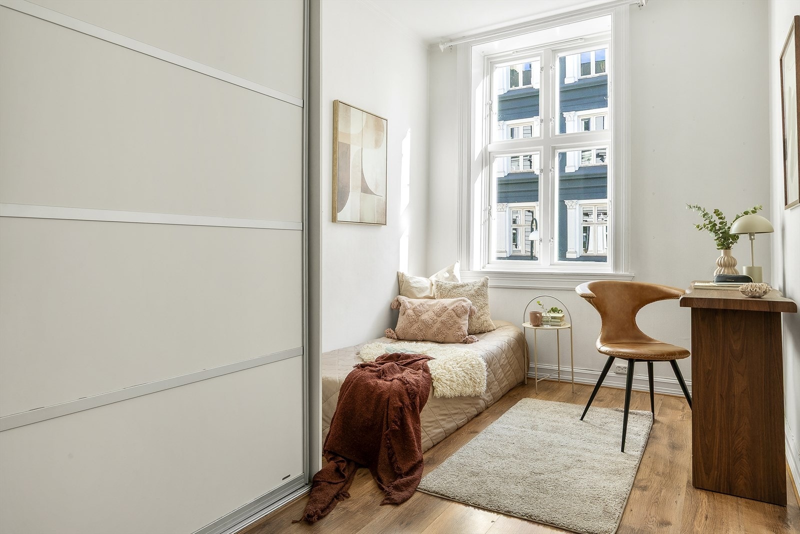 Rommet kommer med en praktisk skyvedørsgarderobe langs den ene veggen som gir godt med klesoppbevaring Galleribilde