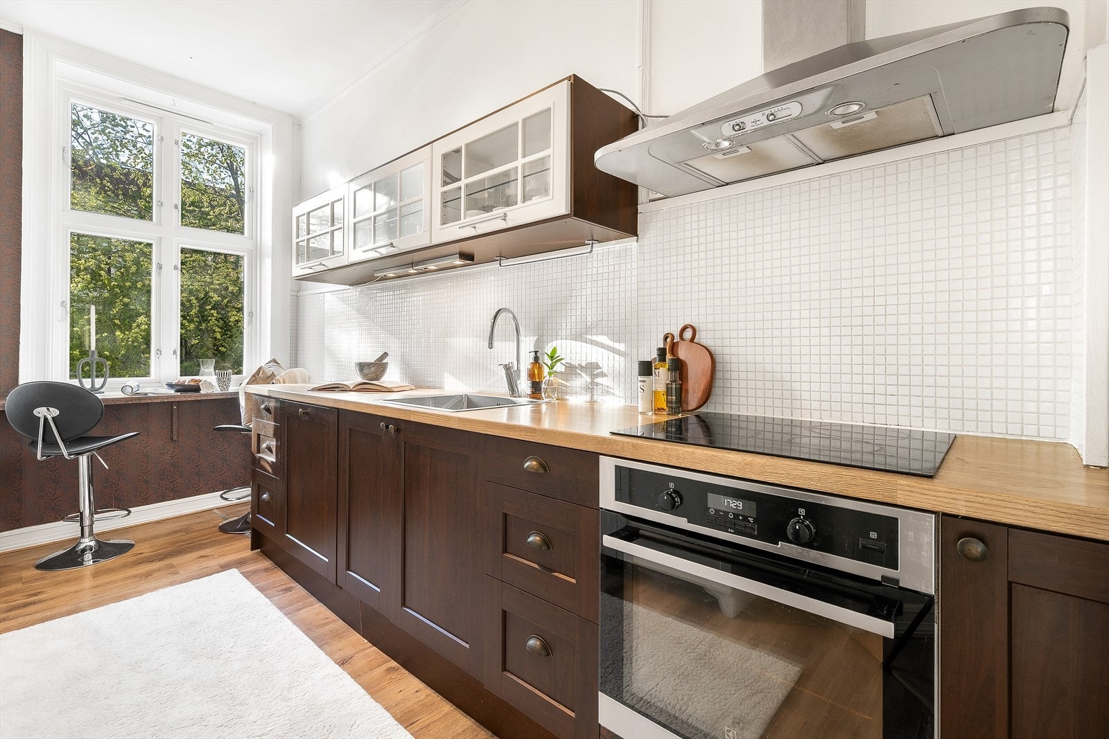 Det er naturlig avtrekk fra en ventil i veggen, samt en ventilator med omluft (kullfilter) plassert over kokesonen Galleribilde