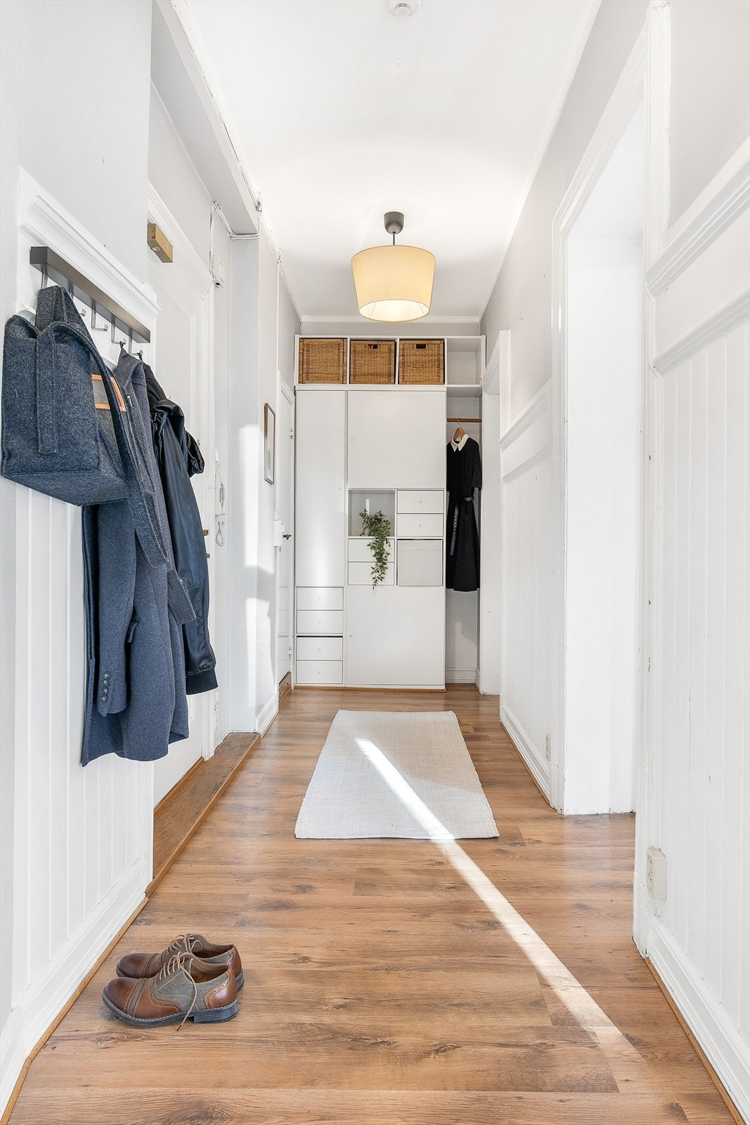 Velkommen inn! Inngang til leiligheten er fra sidegaten Vikengata, og leiligheten ligger vendt ut mot Vikengata og Schweigaards gate Galleribilde